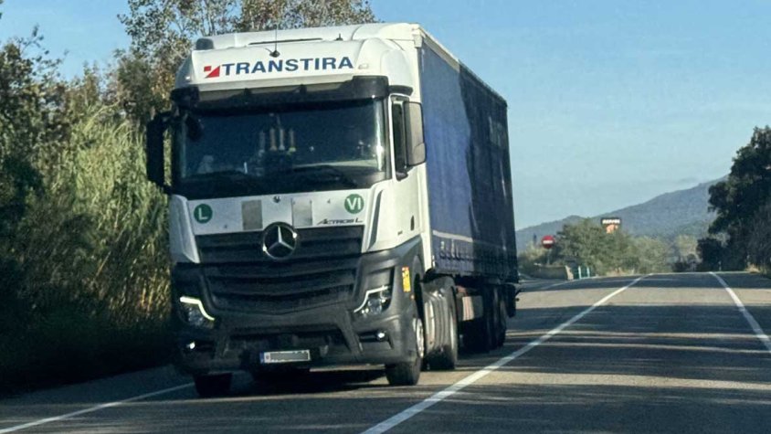 Camió articulat de gran tonatge circulant per la N2 entre la Jonquera i Figueres