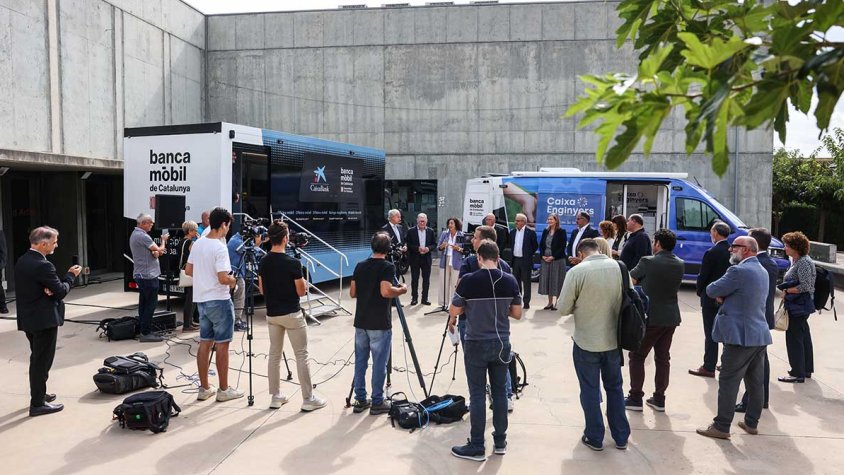 La consellera Alícia Romero durant la visita als vehicles de la Banca Mòbil a Ullà