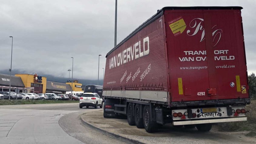 Camió acabat d'estacionar el dilluns 14 d'octubre en un lateral de la rotonda del Mas Morató
