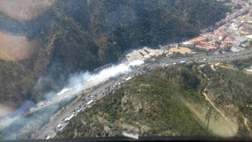 Imatge aèria de l'incendi del Portús de fa uns minuts