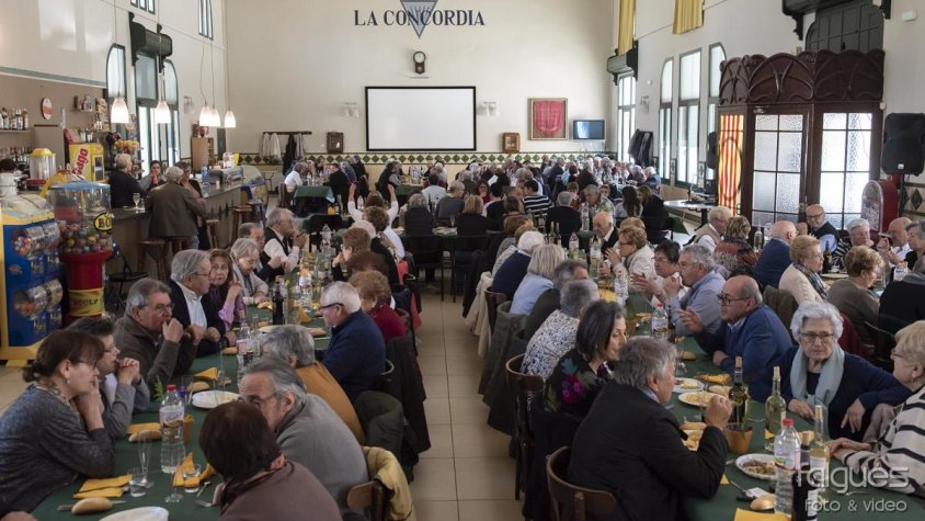 Després de la missa en record dels difunts, la celebració es va traslladar a la Societat