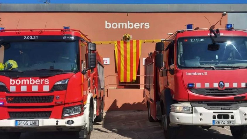 Un camió i quatre bombers del parc de la Jonquera surten cap a València