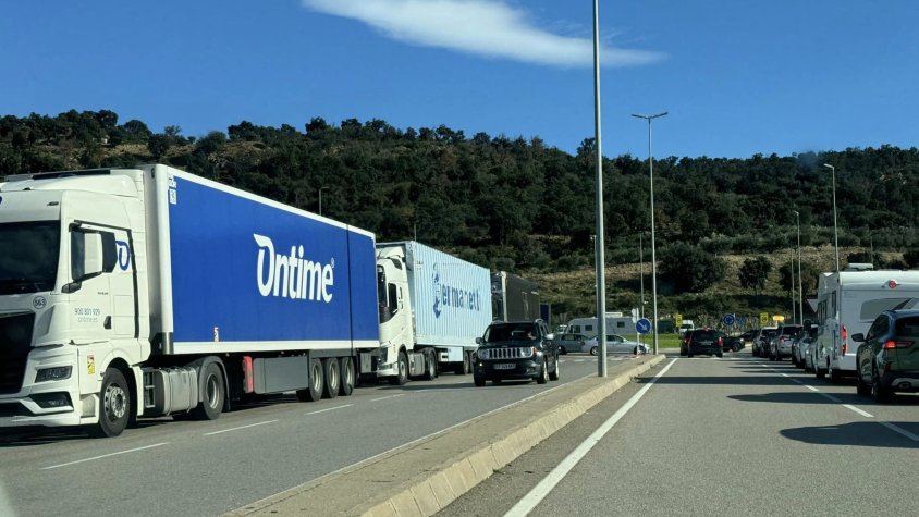 La carretera de Cantallops, ocupada per camions aquest diumenge matí
