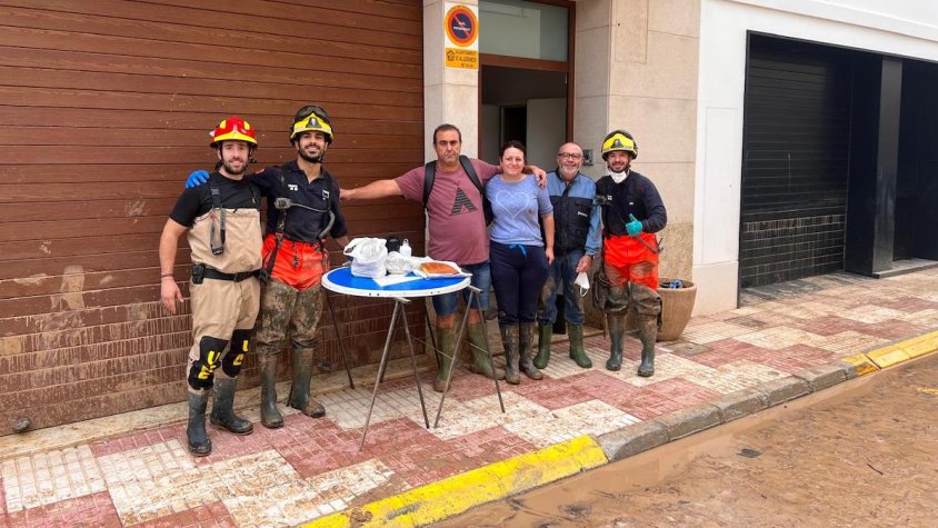 Els quatre bombers destaquen la solidaritat que es van trobar