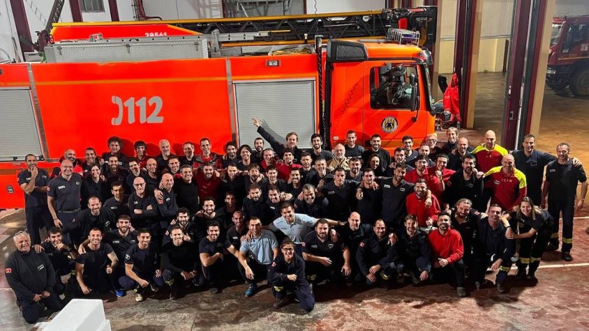 Foto de família de la comitiva catalana al parc d'Alzira, on van muntar el campament base