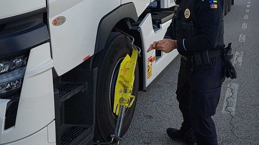 Més de 2.600 sancions per estacionament il·legal de camions a la Jonquera des de 2022