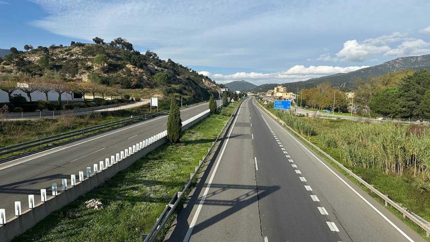 Tarda tranquil·la, amb l'autopista sense trànsit a la Jonquera
