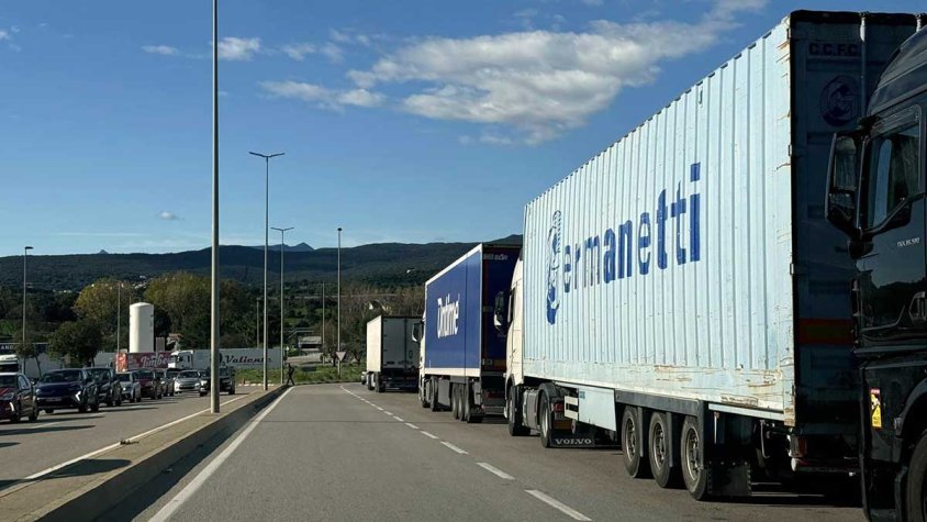 Els aparcaments dels camions a la carretera de Cantallops, al Telenotícies