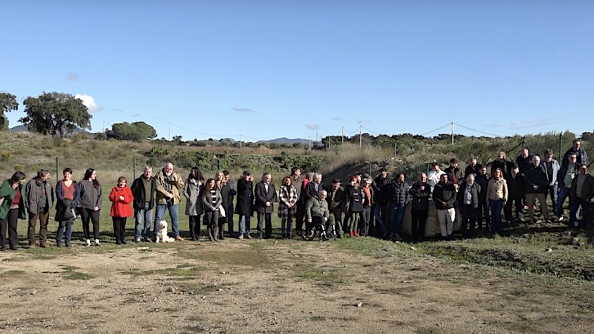 Foto de família de tots els participants, amb l'Albera de fons (cliqueu per ampliar)