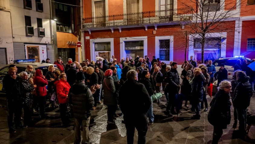 Desenes de persones es van concentrar a davant de l'ajuntament la setmana passada