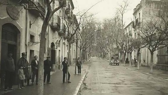 El carrer Major en una imatge del 1930 (cliqueu per veure la comparativa)