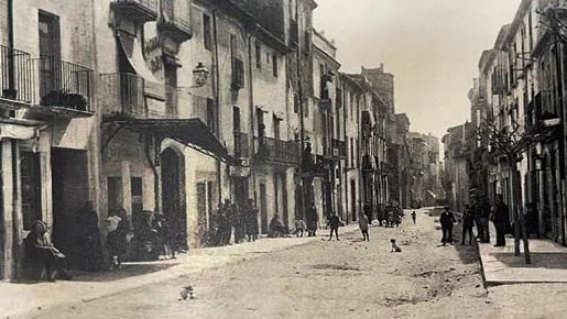 Carrer Major a l'alçada de la plaça Àries Comellas (cliqueu per veure la comparativa)