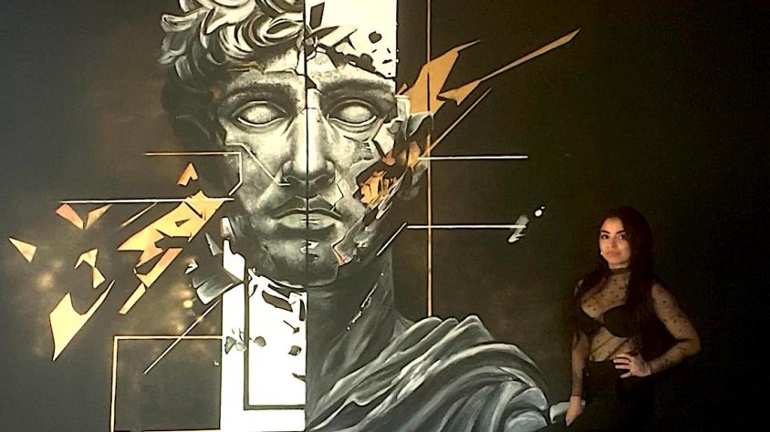 La Zaira, just després d'haver pintat un dels murals que engalana el seu estudi (cliqueu per ampliar)