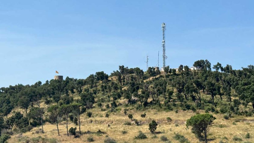 L'antena del Serrat de la Plaça o dipòsit d'aigües acull instal·lacions de telecomunicacions i telefonia