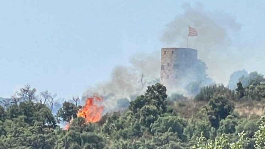 Extingit un incendi forestal al bosc del Serrat de la Plaça, a la Jonquera