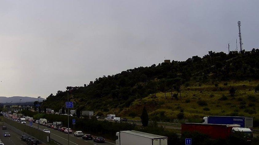 Trànsit dens a la Jonquera, amb retencions als voltants dels centres comercials