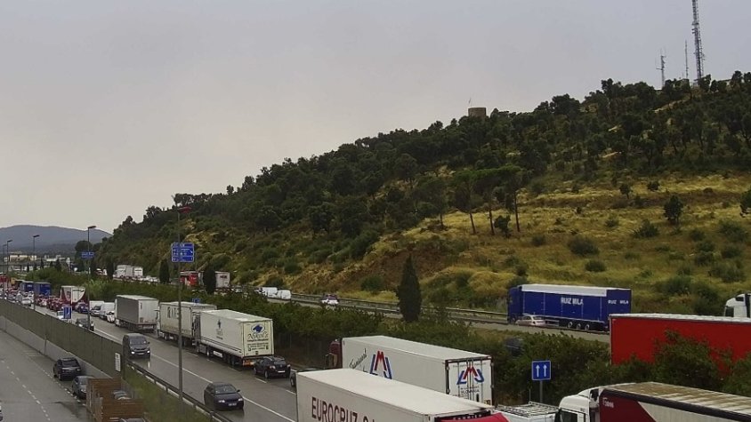 La Jonquera viu una tarda al límit del col·lapse viari