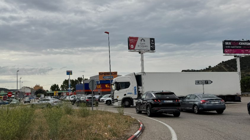 Imatge d'avui dijous a la rotonda del pont dels Querols, a la carretera N-2 de la Jonquera
