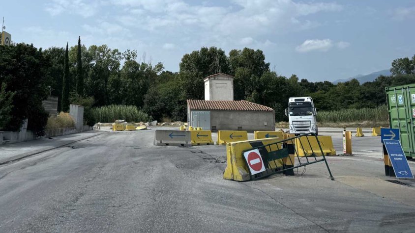 Entrada "difusa" per accedir al carrer Canigó, el de la "deixalleria municipal"