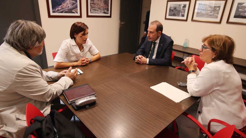 El conseller Ramon Espadaler visita l’Ajuntament de La Jonquera i el MUME