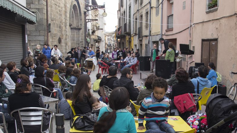 Castaneys, panellets i molt d'ambient al carrer Major de la Jonquera ahir divendres