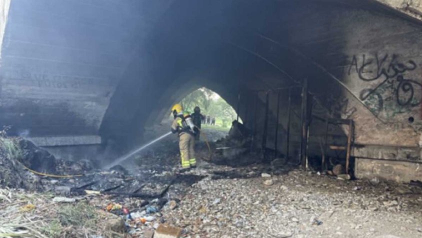 Els Bombers extingeixen un incendi al parc de Lloveres a la Jonquera