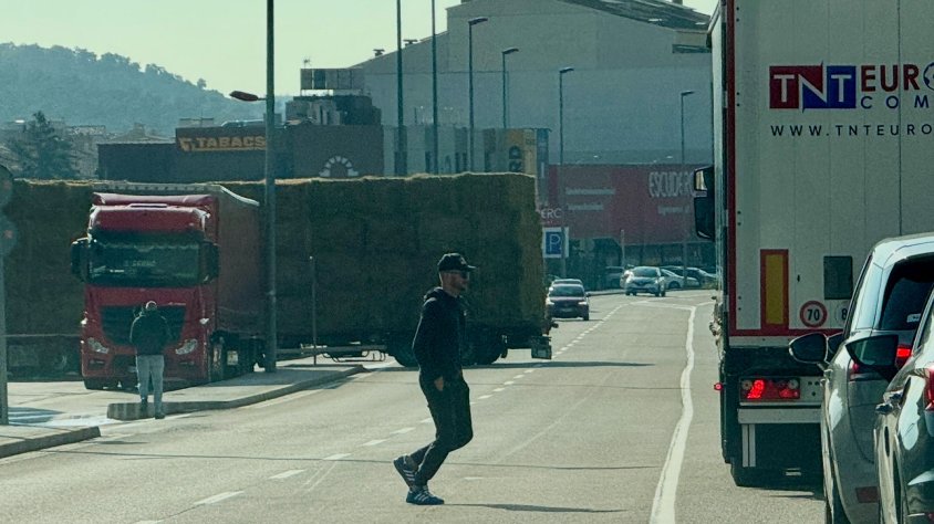 Camions fent girs prohibits enmig de la N-II a la Jonquera