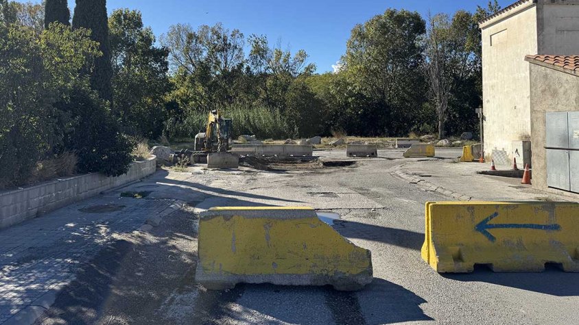 Obres de reparació al carrer Canigó del polígon Vilella de la Jonquera