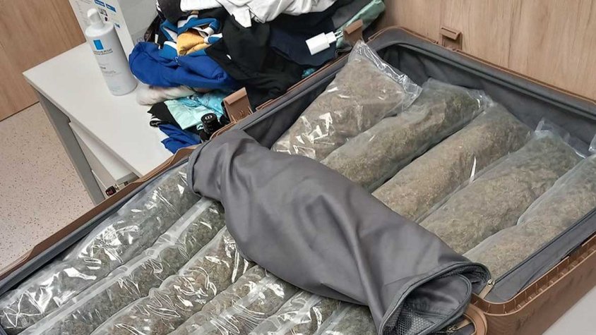 Detingut a la Jonquera un passatger de taxi amb sis quilos de marihuana a la maleta