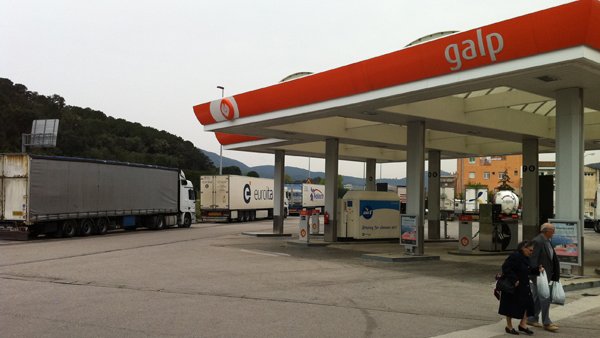 Una de les gasolineres abanderades per Galp a la Jonquera. Imatge d'arxiu.