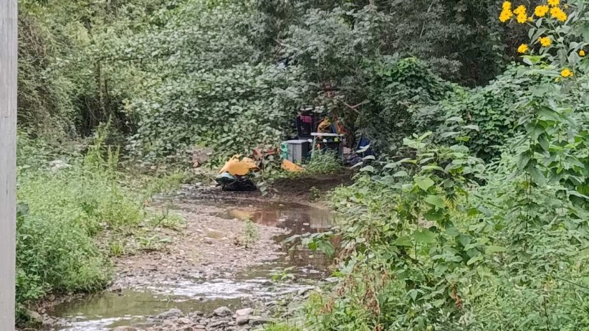Petit campament a tocar del riu Llobregat, a prop de la duana de la Jonquera
