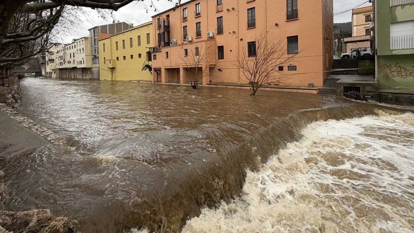 La llevantada augmenta el cabal del Llobregat. Imatge d'avui divendres a primera hora de la tarda