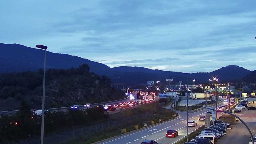 Trànsit ahir divendres a la Jonquera, trams N-II i AP-7