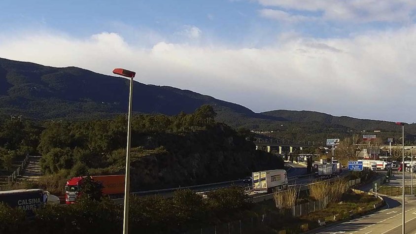 Reoberta totalment l'AP-7 a la Jonquera en direcció a França. Catura webcam d'avui dijous a les 16.35 h