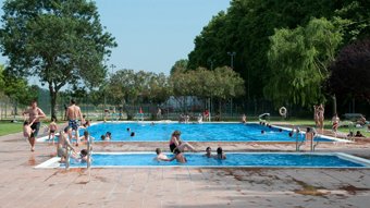 La piscina està oberta de 10 h a 20 h