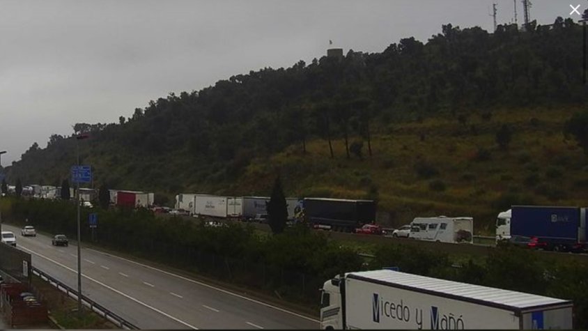 Un carril tallat a l’AP-7 a la Jonquera provoca llargues retencions durant hores