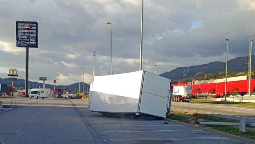 El fort episodi de tramuntana deixa incidències a la Jonquera
