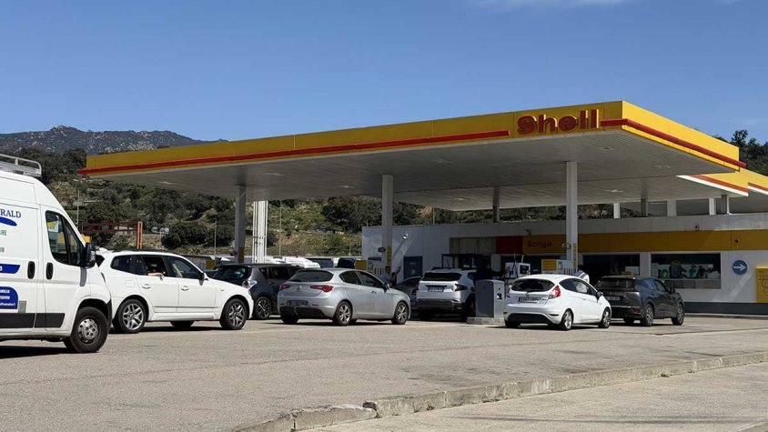 Allau de vehicles francesos a la Jonquera durant Setmana Santa