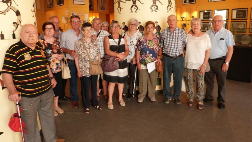 La comitiva de l'excursió, al Museu del Cinema de Girona