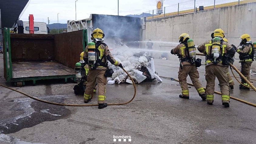 Ensurt per l'incendi en una compactadora d'embalatges