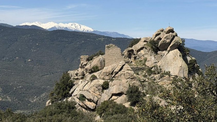 El Castell de Rocabertí i Canigó al fons