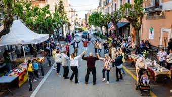 La Jonquera celebra un Sant Jordi participatiu amb llibres, roses i tradició
