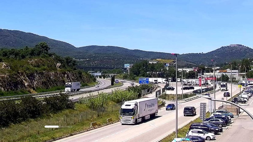 Aixequen temporalment restriccions de trànsit a la N-II i Ap-7. Imatge de les dues vies de comunicació a la Jonquera avui dimecres
