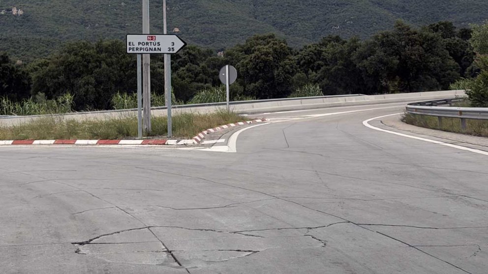 El deteriorament del ferm s’estén a noves rotondes de la N-II a la Jonquera