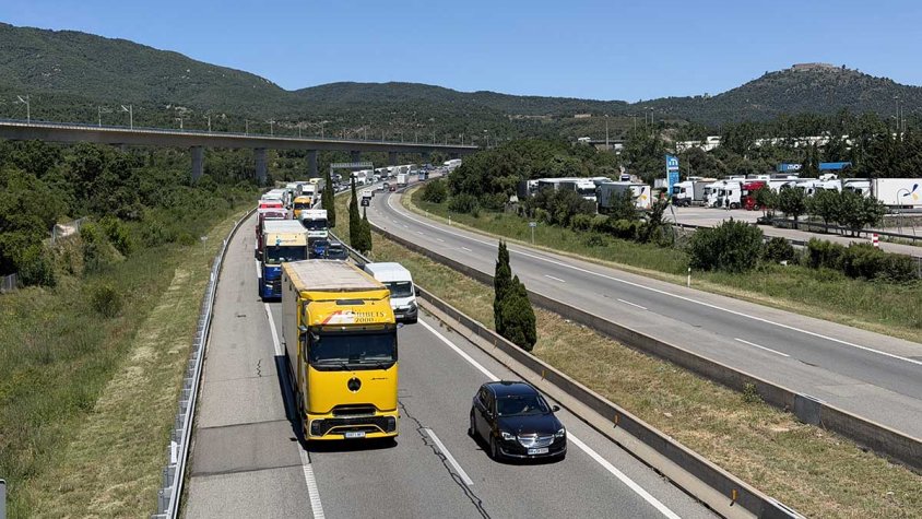 L'AP-7 al seu pas per la zona nord del casc urbà de la Jonquera