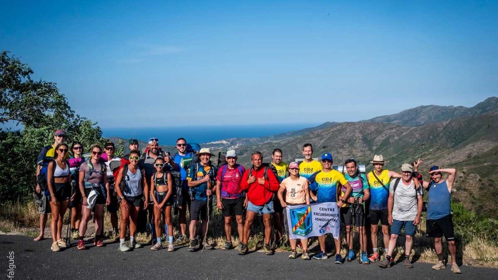 Una vintena d'excursionistes en la 77a travessa la Jonquera-Portbou