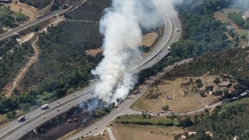 Imatge aèria de l'incendi, entre la cruïlla de la carretera de Capmany, per una banda,  i la N-2 i l'Ap7 per l'altra banda
