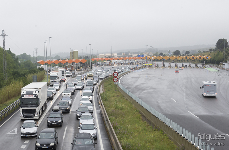cua-de-vehicles-quilometrica-a-lap-7-en-direccio-perpinya-1
